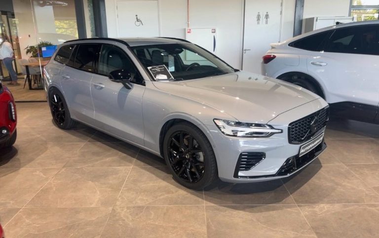 Volvo V60 T6 AWD Wij hebben deze Volvo voorzien van een Stage 1 + Bak Tune, polestar 18 inch zwart gepoedercoate velgen, zwarte grill en heico poiler